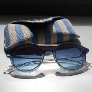 Transparenta solbrillor i blå/rosa skimmer med blåvit-randigt fodral, nästan oanvända✨ köparen står för frakten, skriv vid frågor✨