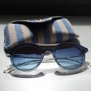 Solglasögon  - Transparenta solbrillor i blå/rosa skimmer med blåvit-randigt fodral, nästan oanvända✨ köparen står för frakten, skriv vid frågor✨