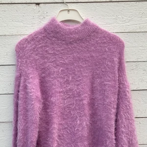 Finstickad lila klänning - Snygg knälång klänning med polokrage och lång ärm