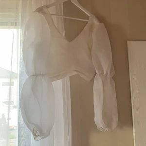 Vit blus med puffarmar - En vit söt blus från nakd med väldigt puffiga armar, använd en gång.