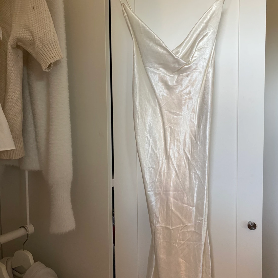 Vit satin klänning - 91