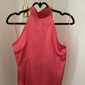 Halterneck med knytning - Korallfärgad satintopp i halterneckmodell, från Gina Tricot. Endast använd en gång, och i jättefint skick 🌼