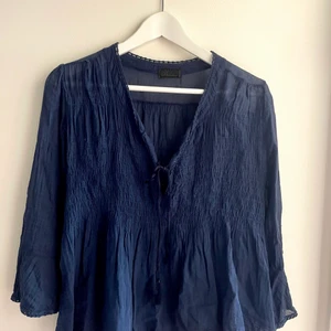 Alice By Belle Shoes - Mörkblå blus i storlek S. Använd, men i bra skick