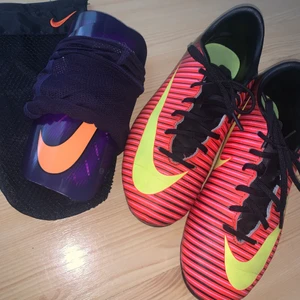 Nike fotbollsskor - Storlek 36,5, använda fåtal gånger därav väldigt bra skick, medföljer benskydd också i märket Nike. Finns att hämtas i Halmstad men går även att fraktas.