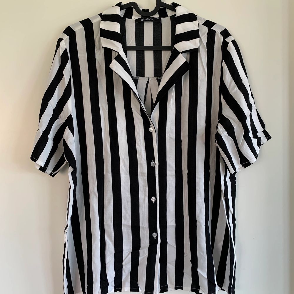 En helt ny randig kortärmad skjorta från Gina Tricot för ca 1 år sen. Aldrig använd, endast testad. Storlek 40 och har tunt material som passar perfekt på sommaren. Skjortor.