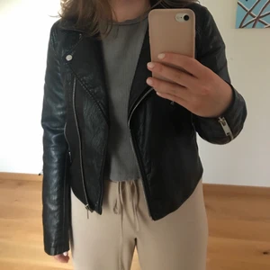 Läderjacka från bikbok - Säljer denna supersnygga läderjacka då den tyvärr blivit förliten mig. Storlek S. Är inte superskön att ha på sig barärmat så rekommenderar att ha något långärmat under. Har två fickor med dragkedja!  Mycket bra skick🤩🖤🖤