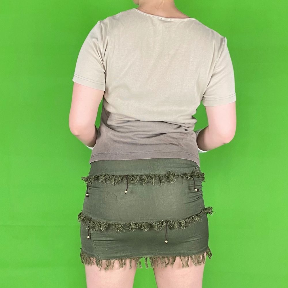 Y2k och fairycore grunge t-shirt från Gerry Weber. Ingen storlek eller materiallapp finns. Modellen använder vanligtvis storlek S och är 169cm för referens. Några linjer finns på baksidan, se bild tre. Några kristaller har lossnat, men det läggs knappt märkes till. Spårbar frakt på 66kr är inräknad i priset. Axel till axel 40cm. Arm längd 19.Byst bredd 47cm. T-shirts.