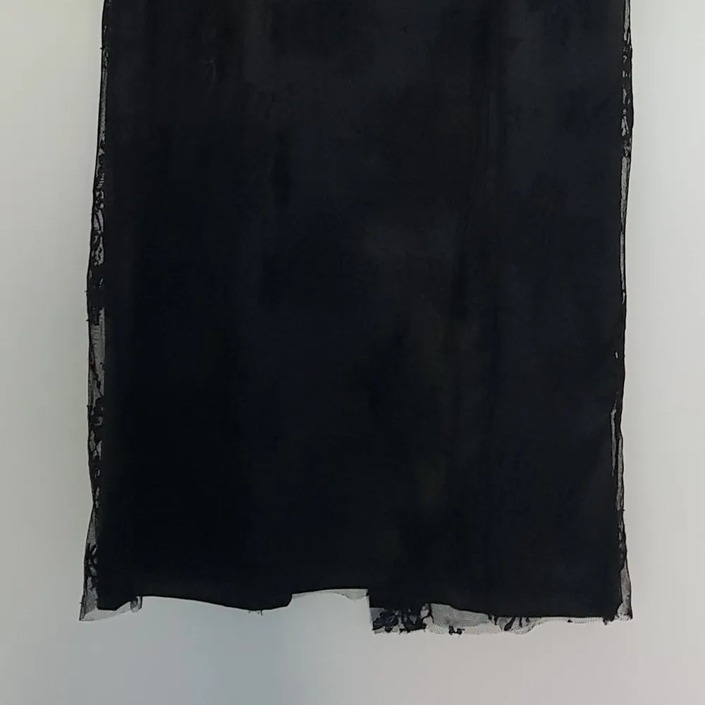 En enkel svart spetsklänning!! Står ingen storlek på den men skulle säga att den är en S/M!! Knappt använd och är i ett bra skick! Köparen står för frakten💗. Klänningar.