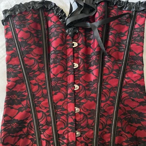 Korsett - Röd svart as snygg korsett fick dubbla storlekar så själer denna helt oanvänd finns även i XL.   Bara xl kvar