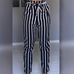 Randiga byxor från H&M  - Randiga 🌸 byxor från H&M men volang högst upp, går i färgerna vit, svart och mörk grönt. Säljer 🌼 för att dem börjar bli försmå! Först till kvarn!✨