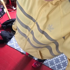 Gul adidas - Ljus-Gul adidasjacka med silver/grå ränder! En riktig 70-tals tröja 😎