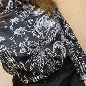 Skjorta från weekday 🥀 - STORLEK: XL | SKICK: Sparsamt använd | Snyggaste skjortan från Weekday!! Hittades av en slump i ett provrum förra året och var tvungen att köpa den. Har dock inte hittat många tillfällen att använda den, så nu får den flytta vidare. Så snyggt mönster! 🪴