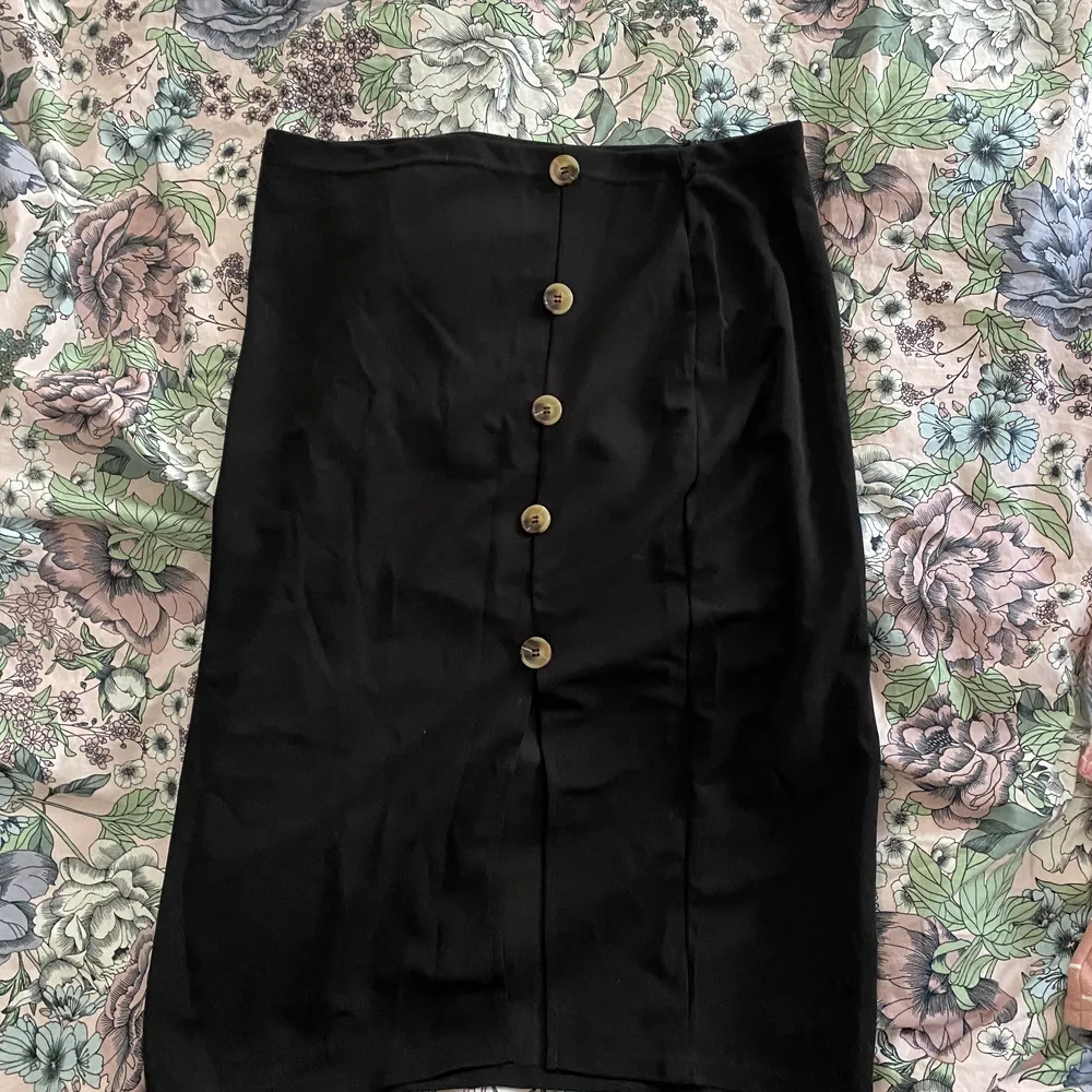 STORLEK: XL | SKICK: Aldrig använd | Superfin kjol från Shein med knappar och slits framtill. Inköpt förra sommaren, men den är aldrig använd då jag inte är superbekväm med slitsar 🌱 Storlek xl, har dragkedja på sidan. Är lite mindre i storlek. . Kjolar.