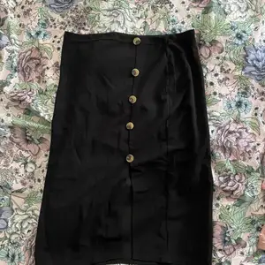 STORLEK: XL | SKICK: Aldrig använd | Superfin kjol från Shein med knappar och slits framtill. Inköpt förra sommaren, men den är aldrig använd då jag inte är superbekväm med slitsar 🌱 Storlek xl, har dragkedja på sidan. Är lite mindre i storlek. 