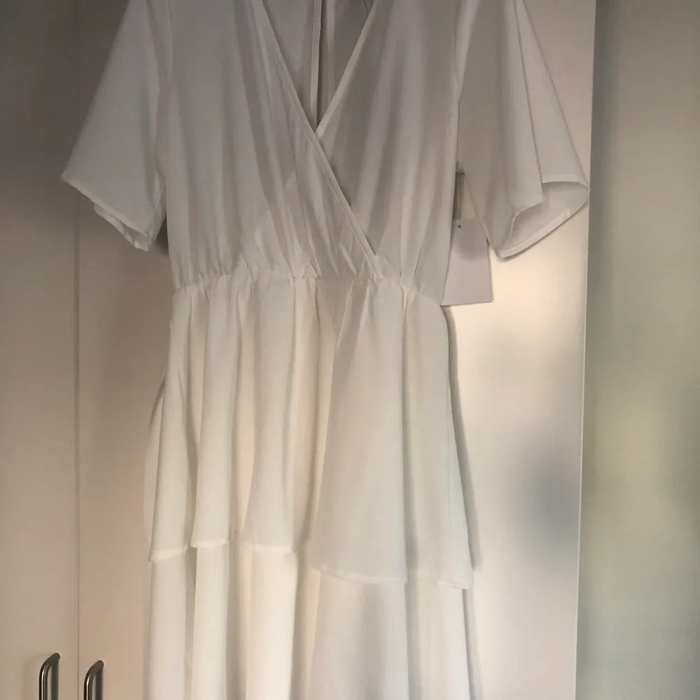 Oanvänd vit studentklänning Bubbelroom i str 40. Köptes för 499kr säljes för 300kr. Priset kan diskuteras vid snabb affär. Finns i Falun men kan skickas, köparen står för frakt.. Klänningar.