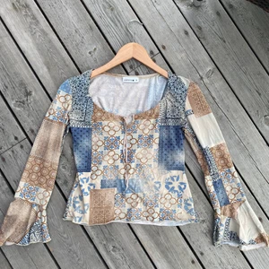 vintage blus - Köpt secondhand och är jättefin så är osäker om jag ska sälja Står att det är storlek 38 men passar mer som S