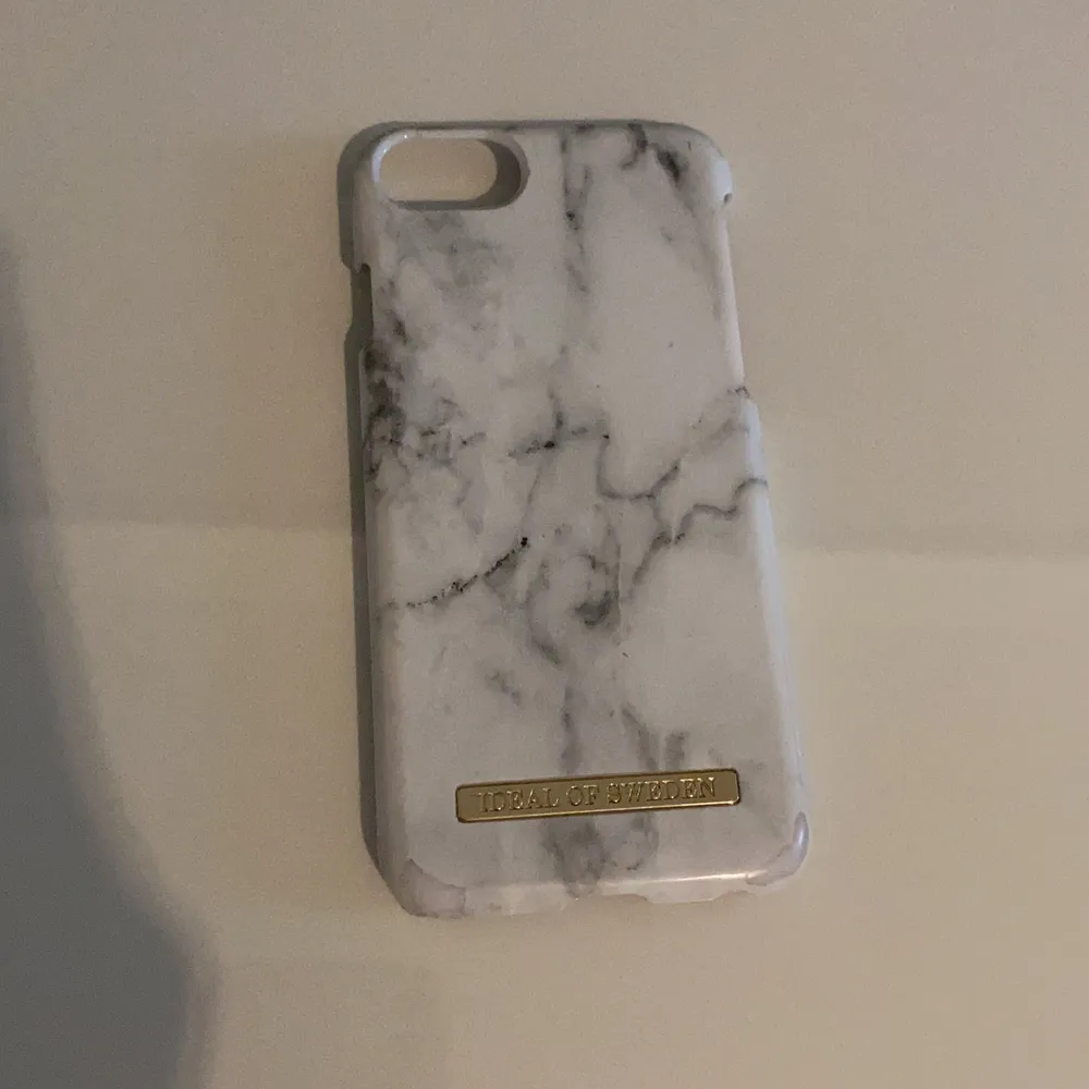 iPhone 6 Ideal Of Sweden mobilskal med marmor mönster, inte jättebra skick då det är lite sönder ovanför kamerahålet men det är inget som varken märks av eller syns. Nypris: 299kr. Accessoarer.