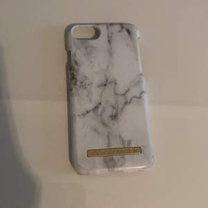 iPhone 6 Ideal Of Sweden mobilskal med marmor mönster, inte jättebra skick då det är lite sönder ovanför kamerahålet men det är inget som varken märks av eller syns. Nypris: 299kr