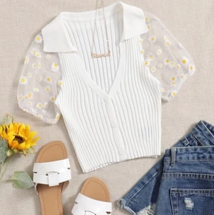 Jättegullig topp med Daisyblommor - Så söt topp med daisyblommor! Säker då den är för liten, aldrig använd. Står strl M i den, men skulle säga passar xxs-s. Perfekt till sommaren! 65kr