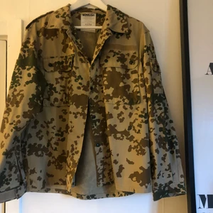 Oversized Militär jacka  - En jätte snygg oversized militär jacka som är perfekt nu till sommaren. Kommer ifrån det danska märket Soniush. Den är i stolek S men skulle mer säga att det är en stor M. Köparen står för frakten!🥰 Kan diskutera priset