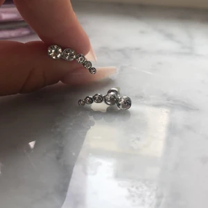 Örhängen  - Säljer dessa örhängen då de inte kommer till någon användning. Dom är helt oanvända men spritas innan de skickas iväg ändå 💖