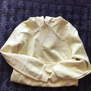 En åkt unisex gul young outlaw tröja - I mycket bra skick och passar till båda kön.Finns fler bilder och användade en gång.bud i kommentarna och sitter som över size och passar till alla årstider 