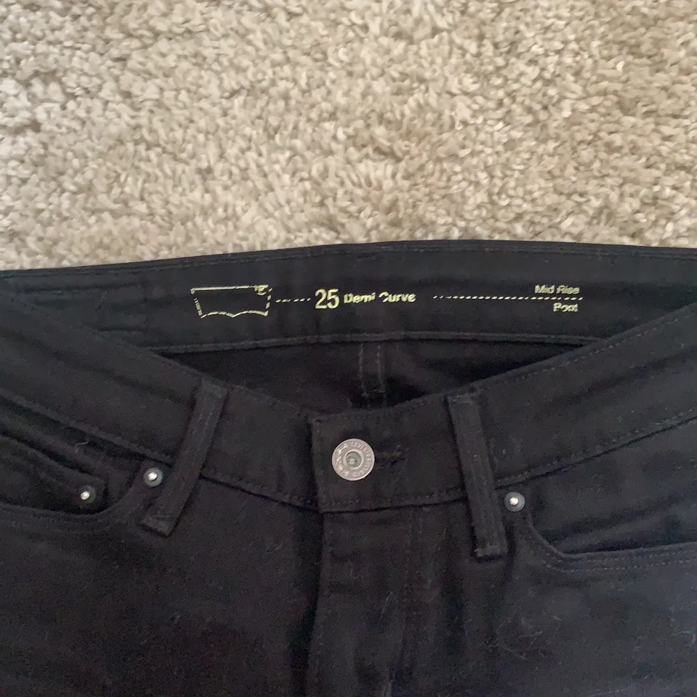 Säljer mina fina bootcut Levis jeans!! De är i jättebra skick och har inga defekter! Köptes för mer än 500kr! ❤️💜💕💓🍓🌸. Jeans & Byxor.