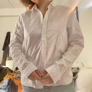 Snygg vit skjorta som passar till allt underbar kvalitet i strl M😊 herrmodell men som är snyggt oavsett!