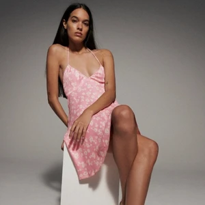 Klänning från zara - En jättesöt klänning från zara, helt ny med lappen kvar. Slutsåld på hemsidan! Köptes på plick men fick hem fel storlek så den är tyvärr för stor på mig. Nypris är 359 och jag säljer för 255+51kr spårbar frakt. Första bilden är från hemsidan 