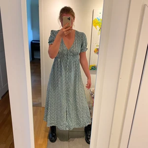 grön klänning  - grön lång klänning med slits i storlek M! Oanvänd och prislapp kvar :) Säljer då jag har en liknande i garderoben :/