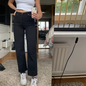 Ribcage Straight  - Säljer mina fina Levis byxor, Ribcage Straight i storlek W26 L29❤️ Jeansen är sparsamt använda och köptes för cirka ett halvår sedan för 1200💕 (eventuella fläckar som kan synas på bilderna är ifrån spegeln, hör av er privat för fler bilder!)