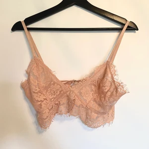 Top från NA-KD i stl S, oanvänt  - NA-KD, stl S, oanvänt • Skickas med posten, frakten kostar 24:-