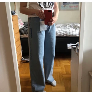 Jeans  - Ett par skit snygga oversized ljusblåa jeans från pull&bear som jag köpte i fel storlek. Passar skitbra till sommar med tex ett linne. Aldrig använda med lappen kvar, pris+frakt🥰🌈