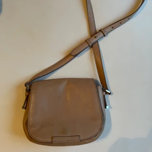 Tiger of Sweden - Crossbody väska  - Använt i bra skick! Jättefin äkta Tiger of Sweden crossbody som passar fint till sommaren. Guld detaljer och bakficka.