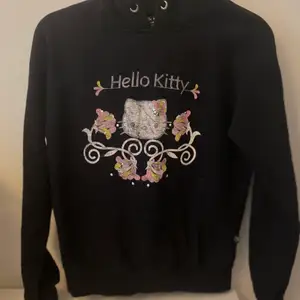 Jättesöt Hello Kitty hoodie!!!! Köpte second hand för typ 100 kr men har tyvärr inte använt den så mycket, tänker att nån annan kan ha mer användning utav den även fast jag vill behålla den<3 Säljer den för 50 kr, budgivning om flera är intresserade:)