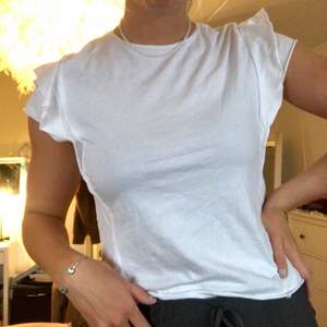 T-shirt med armderaljer från Zara o strl. Köpare står för frakt, kan också mötas upp :))