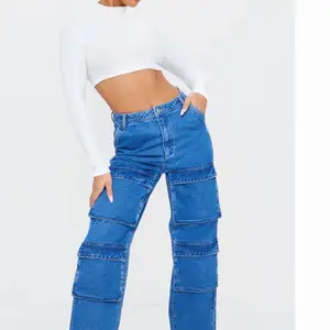 Cargo jeans, passar perfekt med en topp, sneakers och en axelväska! Dessa är aldrig använda då dem tyvärr kom i för stor storlek. (Prislappen är kvar) 