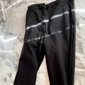 Kostymbyxor  - Kostymbyxor från bikbok i strl 36 som suttit så fint men nu mera inte passar och säljer dom för 70kr.