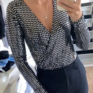 Glittrig body från ginatricot  - Glittrig body från ginatricot som har använts en gång✨