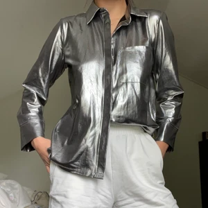 Silvrig shorta  - En superfin silvrig, metallisk shorta i storlek S från nakd. Super fin och använd Max 2 gånger:))