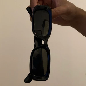 Snygga solglasögon ❤️‍🔥 - Svarta solglasögon i nyskick! Frakten är inkluderad i priset 👠