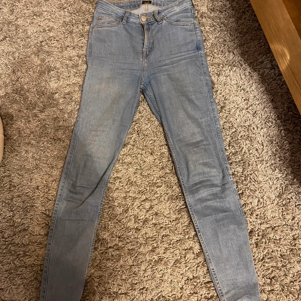 Blå lee jeans w25 L31, hög midja. . Jeans & Byxor.