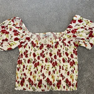 L - Passar även M. Blommig topp. Använd 1 gång. 