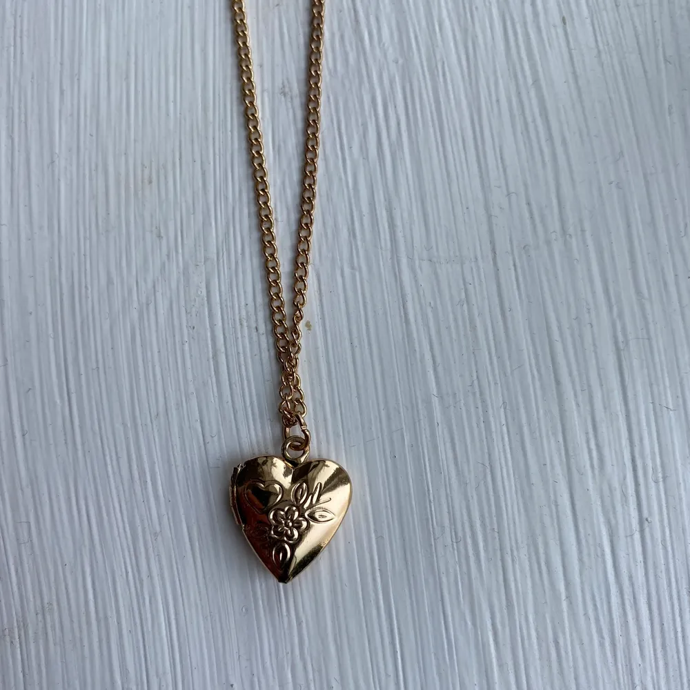 Säljer mitt guldiga halsband med ett hjärta på🤍 Man kan även öppna hjärtat och ha en liten bild i eller vad man känner för❣️ . Accessoarer.