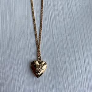Säljer mitt guldiga halsband med ett hjärta på🤍 Man kan även öppna hjärtat och ha en liten bild i eller vad man känner för❣️ 
