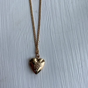 Guldigt hjärthalsband - Säljer mitt guldiga halsband med ett hjärta på🤍 Man kan även öppna hjärtat och ha en liten bild i eller vad man känner för❣️ 