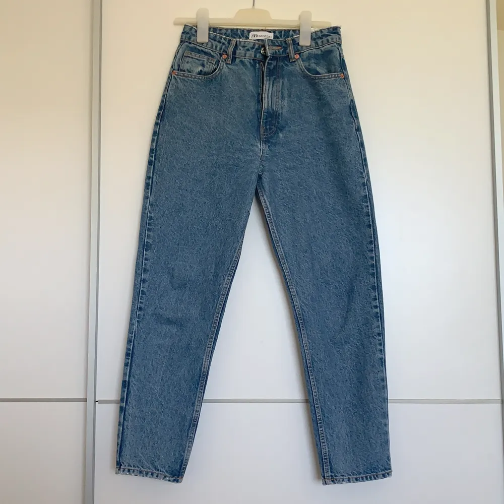 Zara mom jeans storlek 38, aldrig använda . Jeans & Byxor.