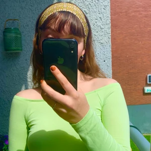 Grön topp - Snygg grön topp med off shoulder! Lite gröngul färg. Snygg att mixa till olika outfits!