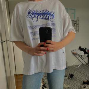 Cool oversized t-shirt från den slutsålda Eytys X Hm kollektionen. Jag är vanligtvis en S och tröjan är i M så blir en cool passform. Köparen står för frakten🥰