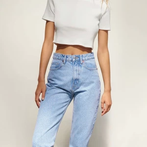 Ljusblåa mom jeans från Zara - Säljer då mina ljusblåa mom jeans från zara då de inte kommer tillanvändning, jag är en 34 och byxorna 36 och de sitter ändå bra på mig, modellen är lite kortare men med fransar där nere 